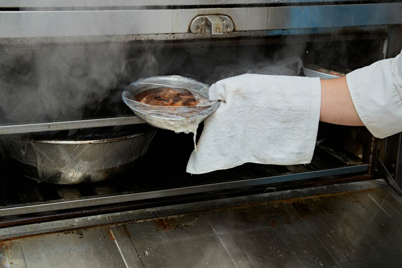 人与食物紧张忙碌的中餐厨房图片