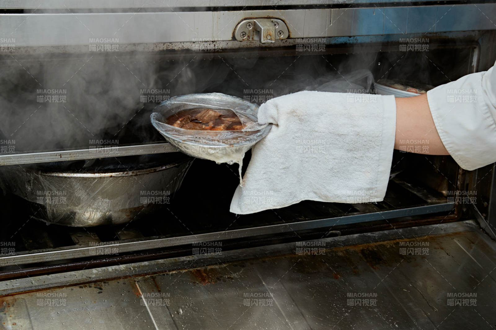 人与食物紧张忙碌的中餐厨房图片