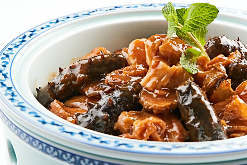 青花瓷餐具套装的松蘑炖海参图片