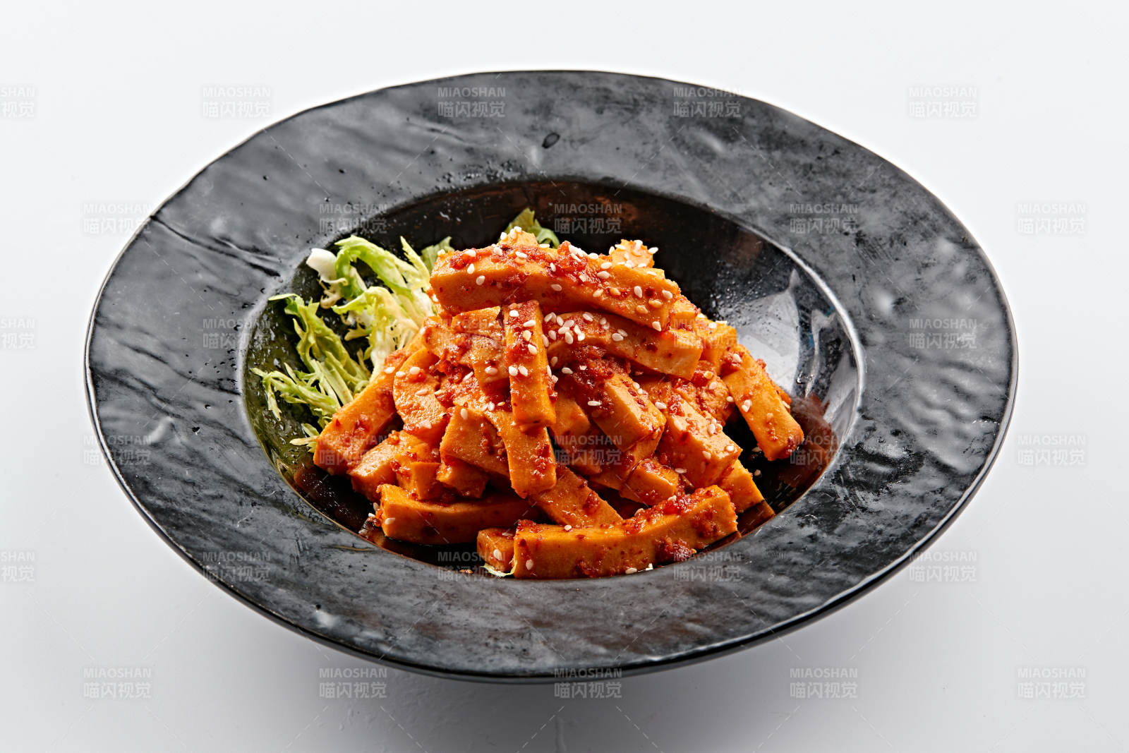 黑色餐具装的秘制甜辣杏鲍菇图片