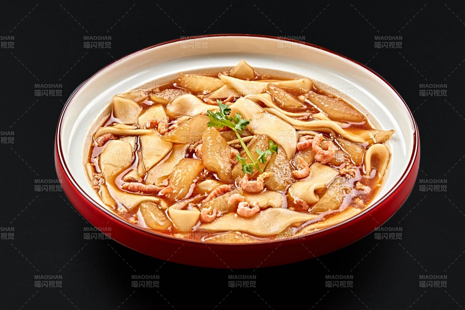 红釉色瓷盘装的海米冬瓜炖宽粉图片