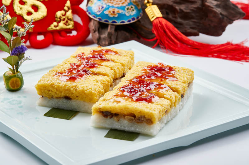 青瓷餐具装的黍米糯米双色果仁蒸糕图片