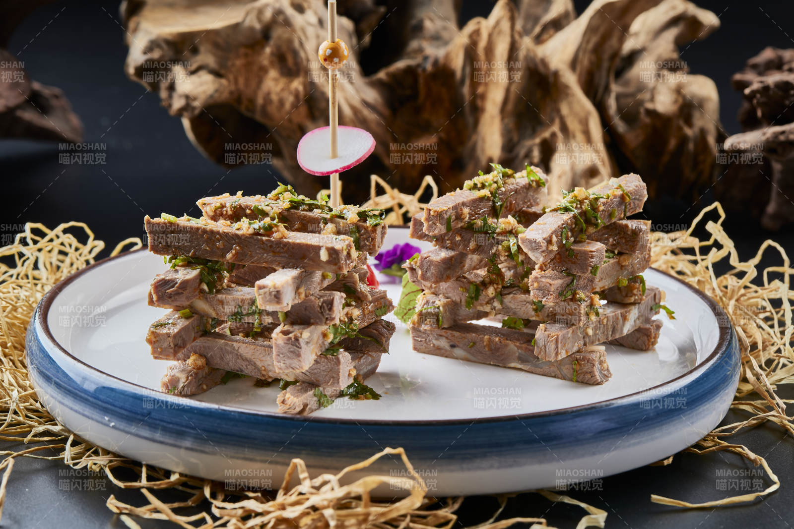 白色圆瓷盘装的蒜香小驴肉图片