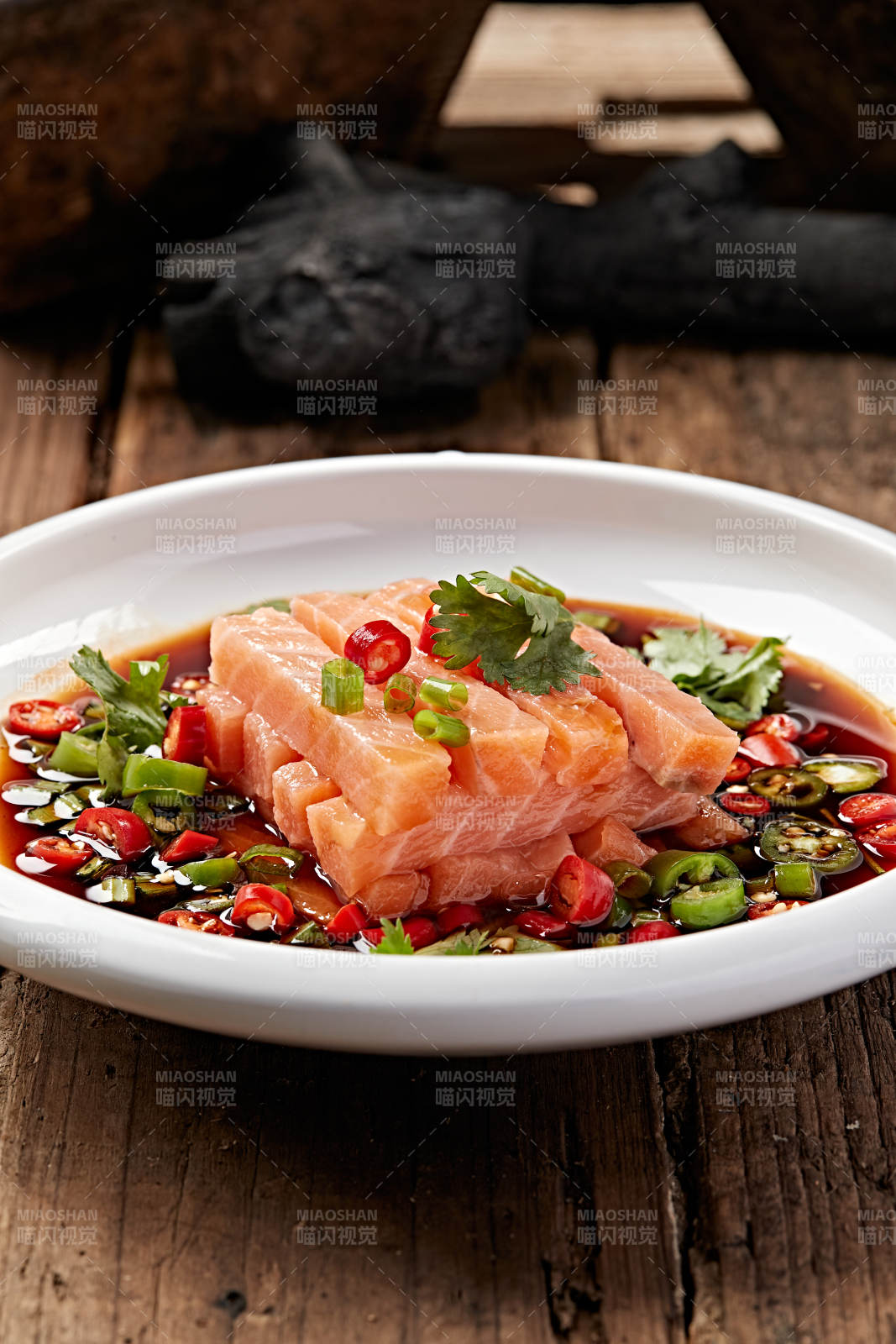 浇汁刺身三文鱼图片