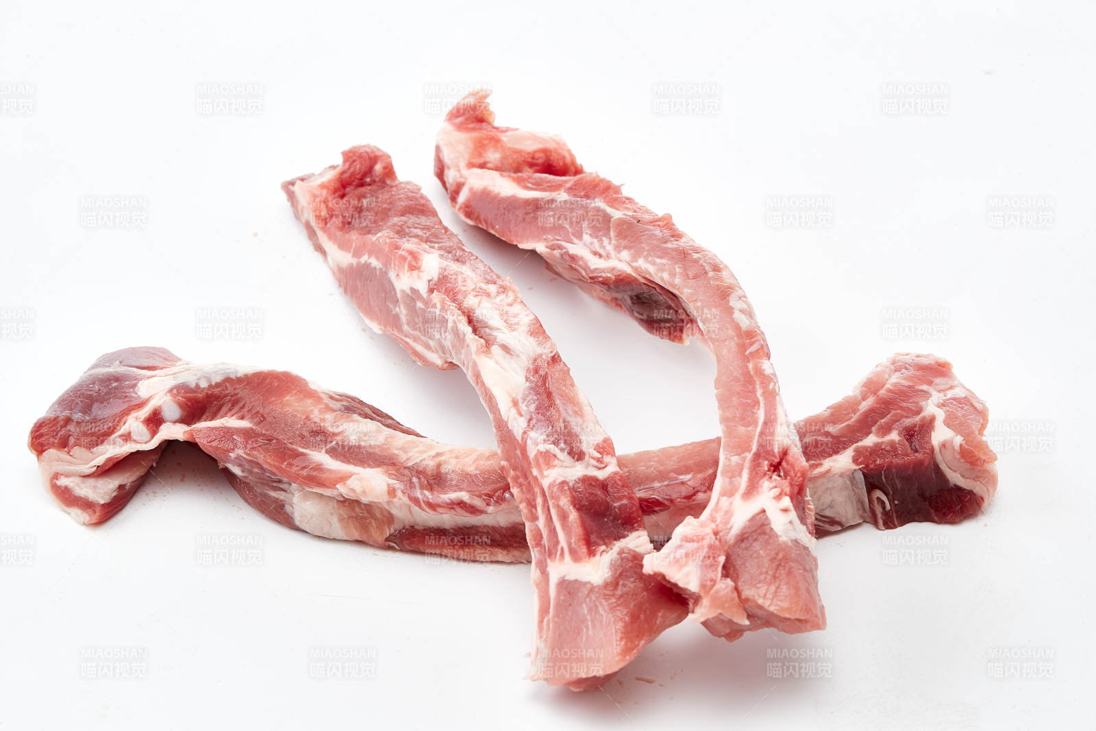 白色背景下的生鲜猪肋排图片
