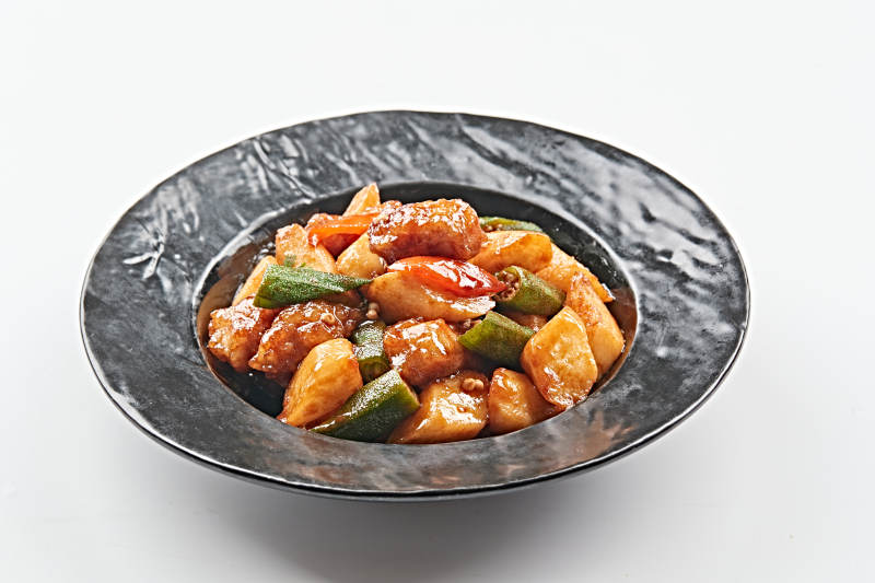黑石盘装的土豆秋葵溜肉段图片