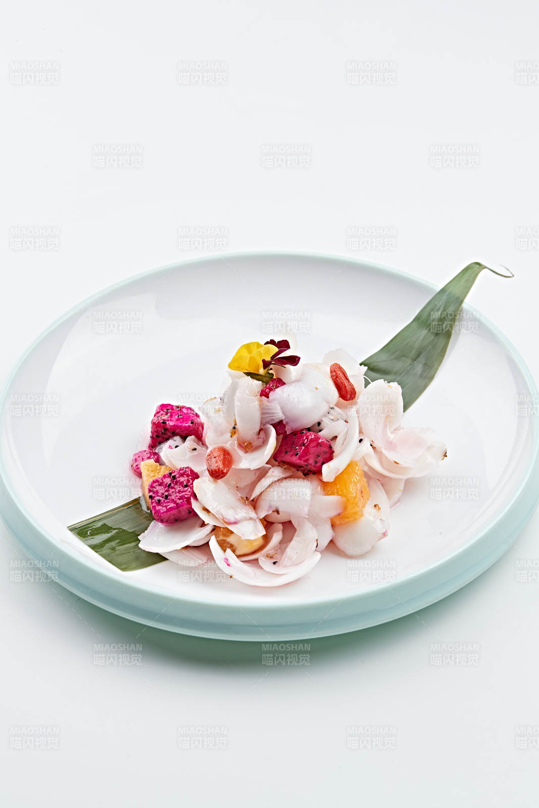 精美瓷餐具装的枸杞果蔬拌百合图片