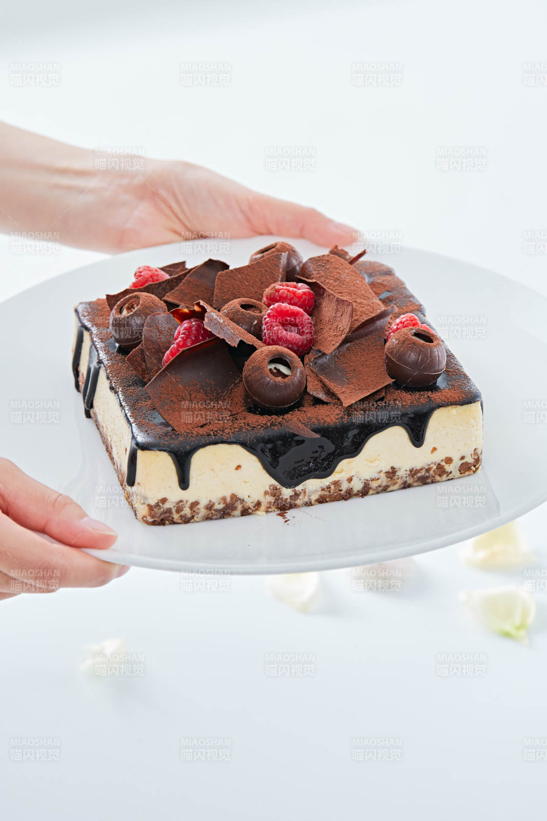 可可撒粉黑巧克力奶酪慕斯蛋糕图片