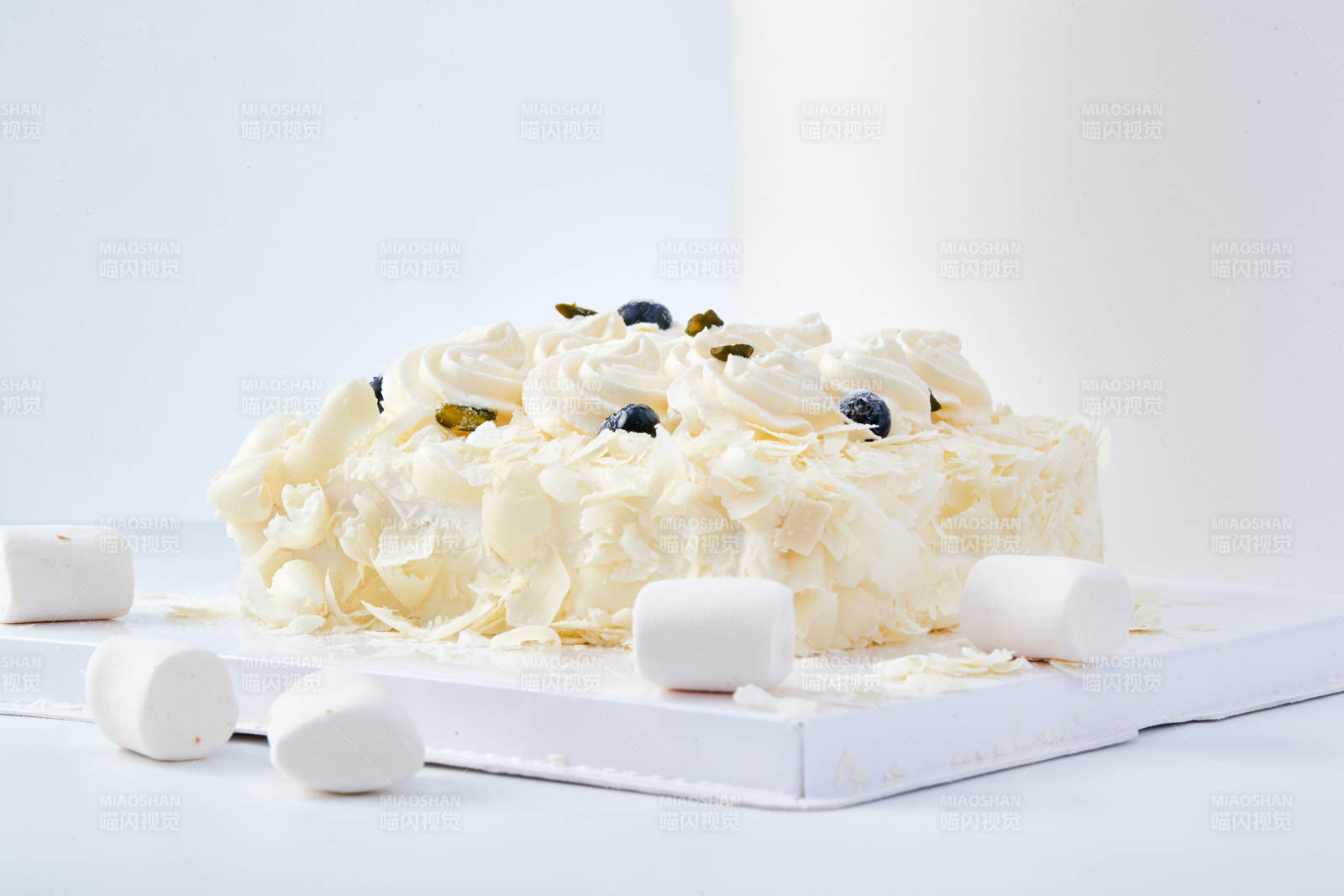 蓝莓白巧克力鲜奶慕斯榴莲蛋糕图片