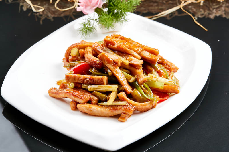 白色瓷盘装的香辣西芹猪肚丝图片