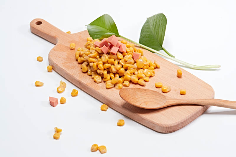 白色背景上的甜玉米粒图片