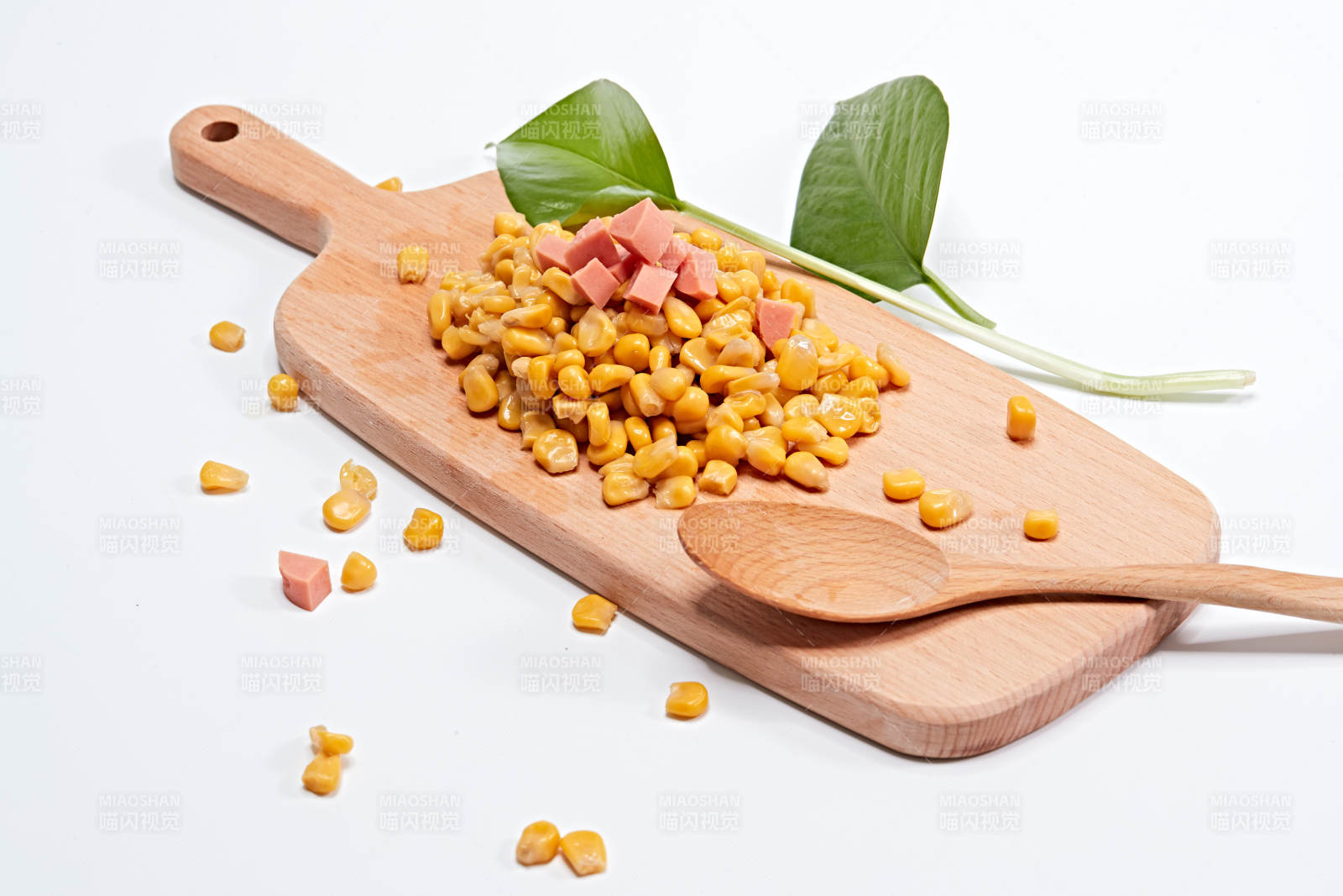 白色背景上的甜玉米粒图片