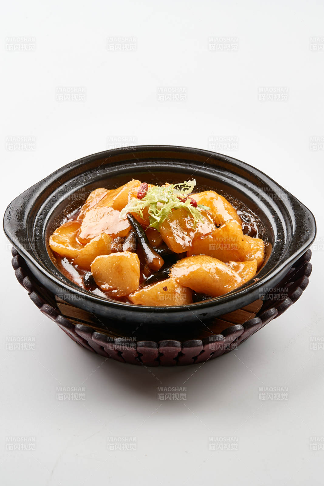 黑色砂锅装的鸡枞土豆萝卜砂锅煲图片