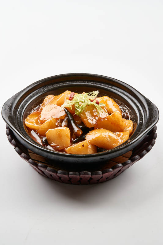 黑色砂锅装的鸡枞土豆萝卜砂锅煲图片