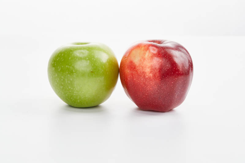 白色背景上摆放的新鲜苹果图片