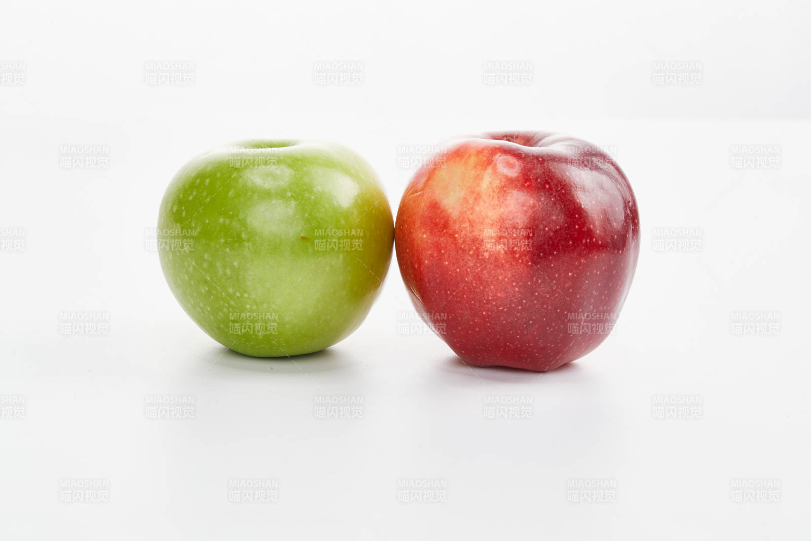 白色背景上摆放的新鲜苹果图片