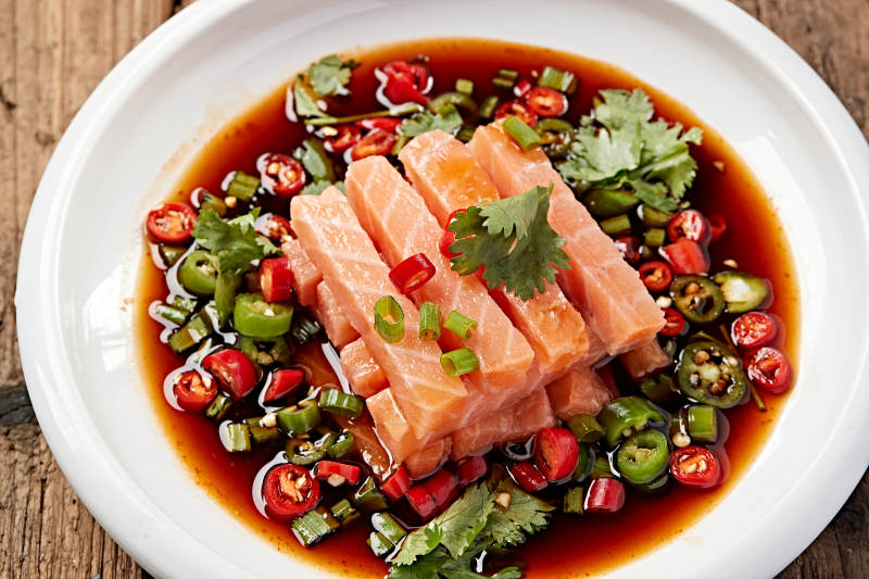 浇汁刺身三文鱼图片