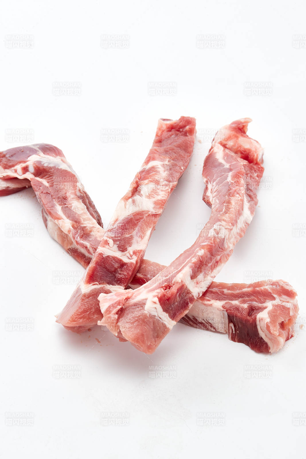 白色背景下的生鲜猪肋排图片