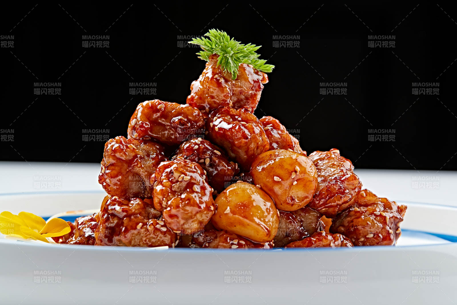 白色瓷盘装的糖醋猪小排图片