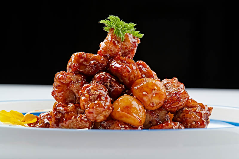 白色瓷盘装的糖醋猪小排图片