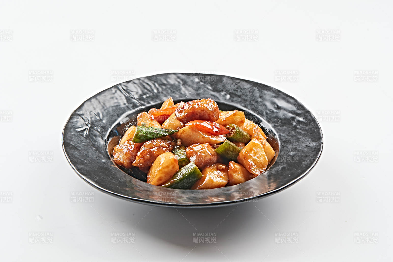 黑石盘装的土豆秋葵溜肉段图片
