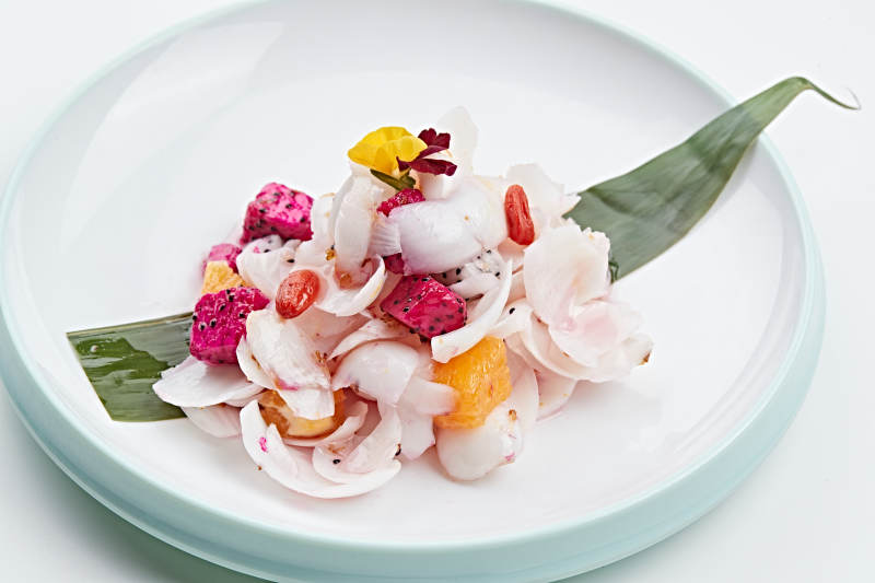 精美瓷餐具装的枸杞果蔬拌百合图片