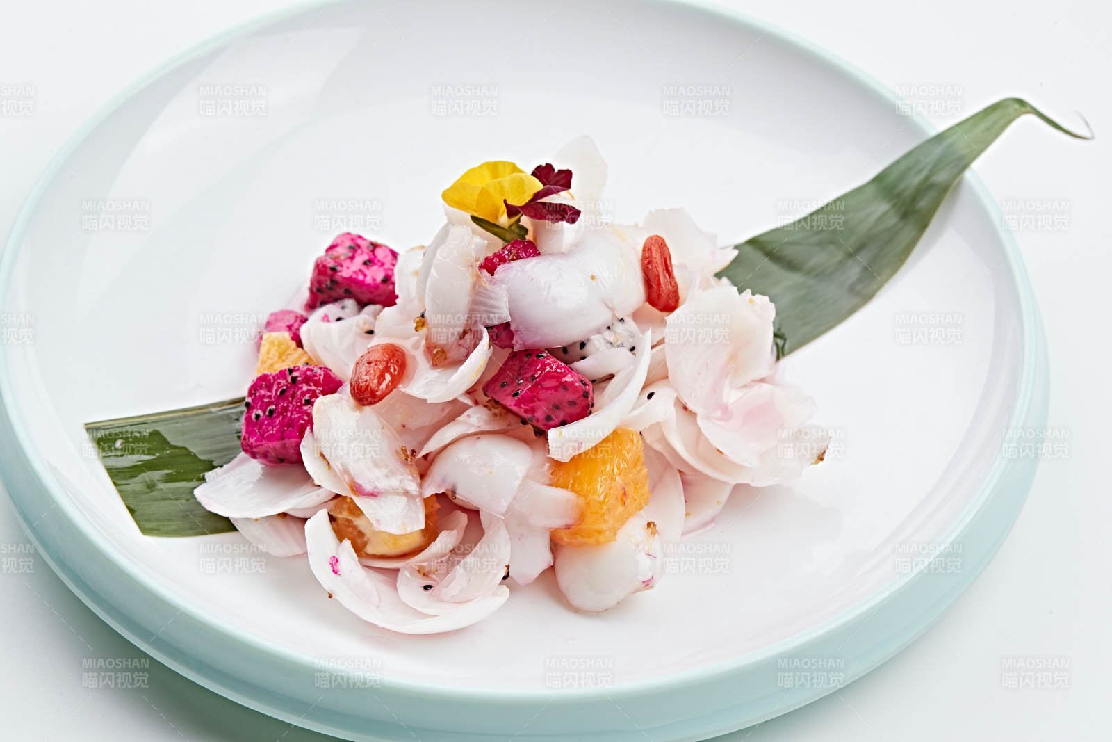 精美瓷餐具装的枸杞果蔬拌百合图片