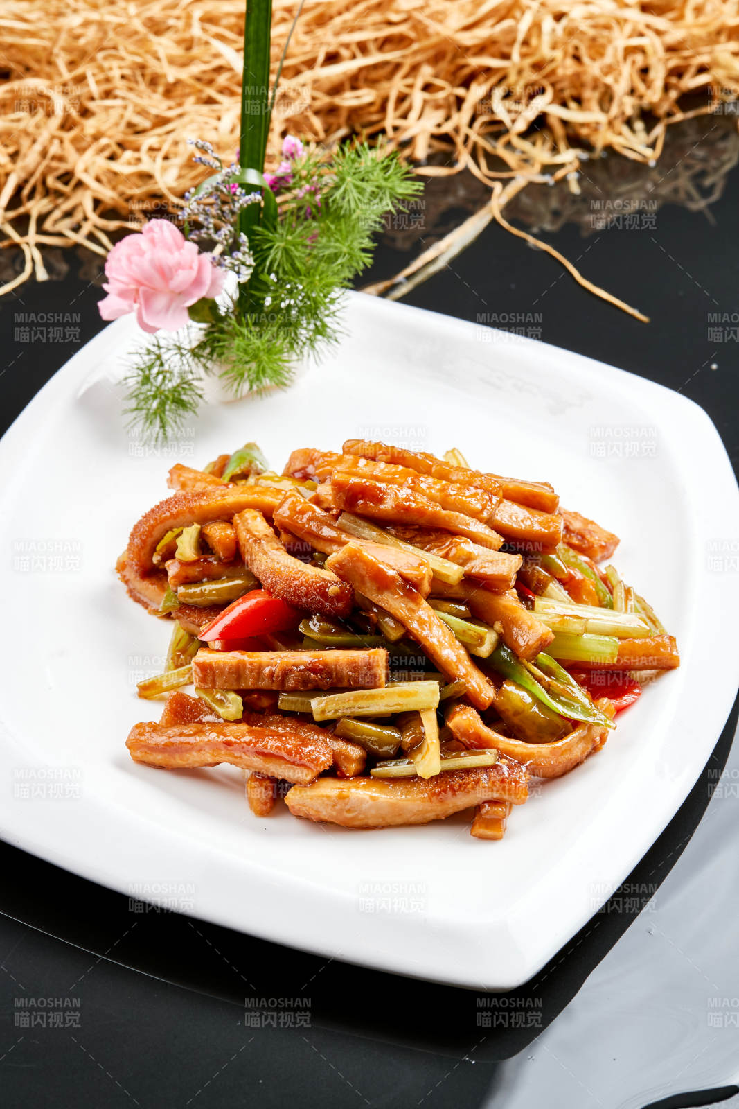 白色瓷盘装的香辣西芹猪肚丝图片