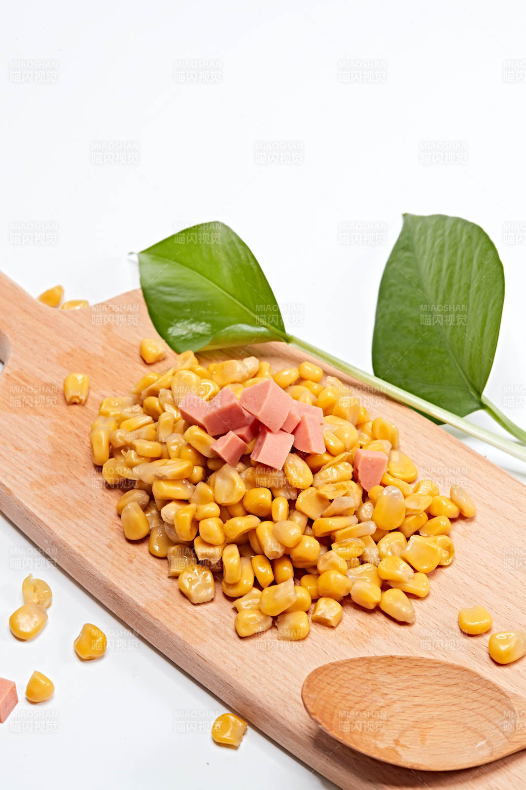 白色背景上的甜玉米粒图片