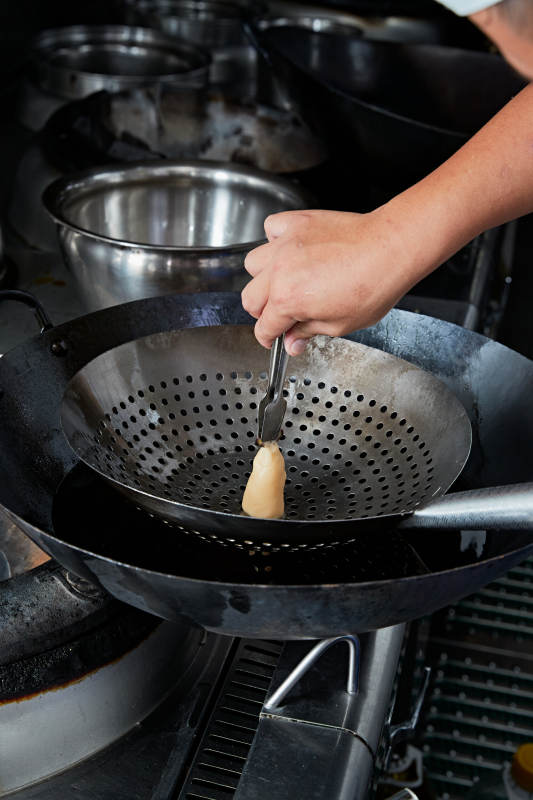 人与食物紧张忙碌的中餐厨房图片