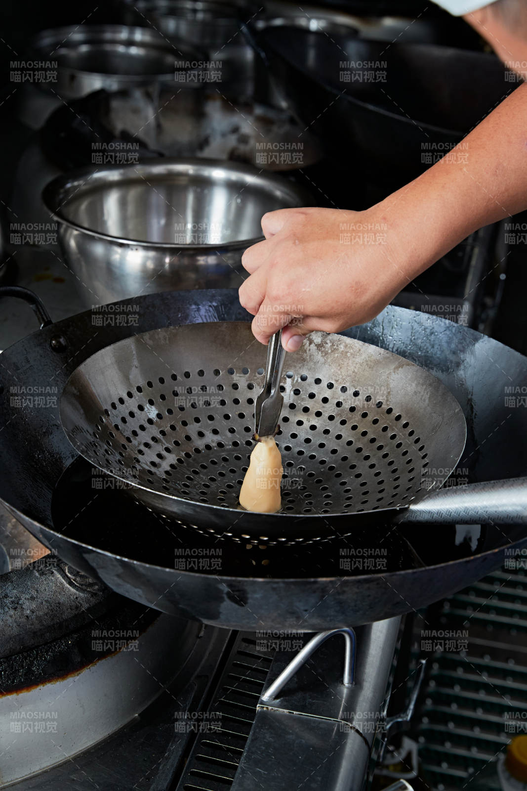 人与食物紧张忙碌的中餐厨房图片