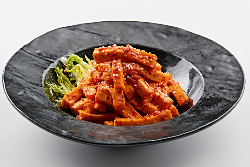 黑色餐具装的秘制甜辣杏鲍菇图片