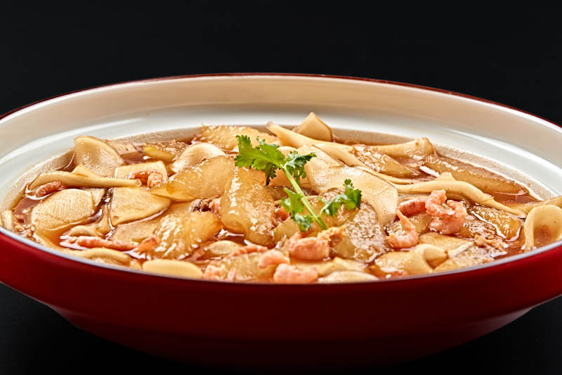 红釉色瓷盘装的海米冬瓜炖宽粉图片