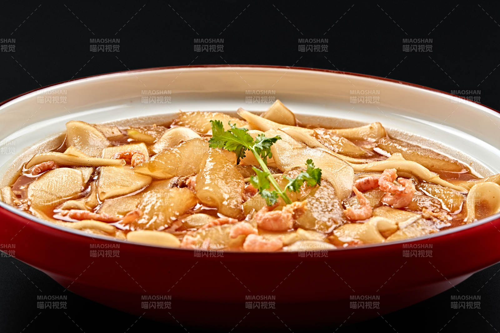 红釉色瓷盘装的海米冬瓜炖宽粉图片