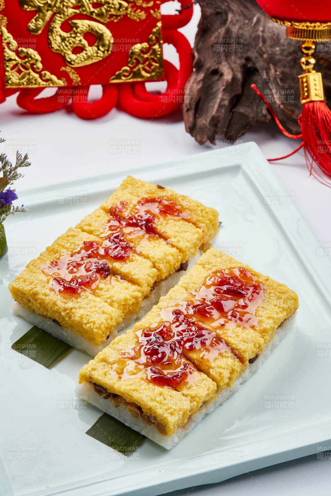 青瓷餐具装的黍米糯米双色果仁蒸糕图片