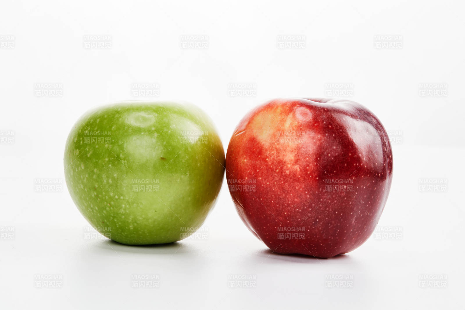 白色背景上摆放的新鲜苹果图片