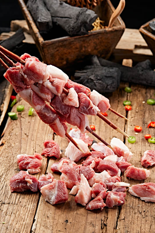 生鲜羊肉穿制的新疆红柳枝羊肉串图片