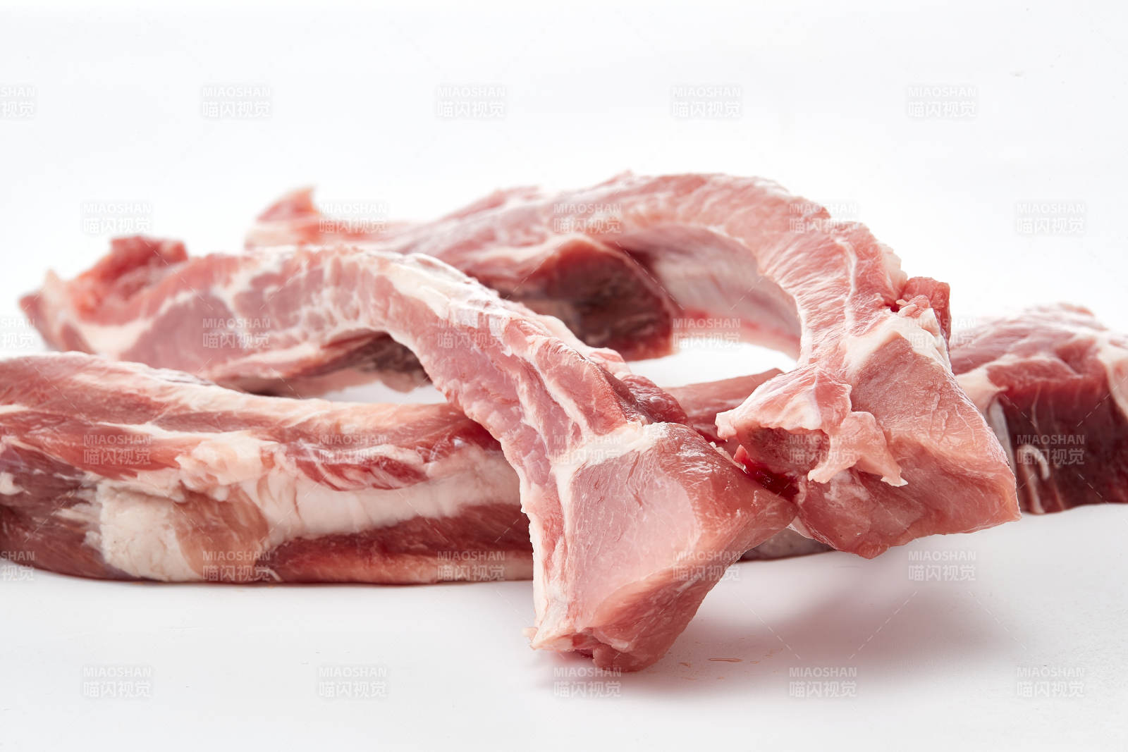 白色背景下的生鲜猪肋排图片