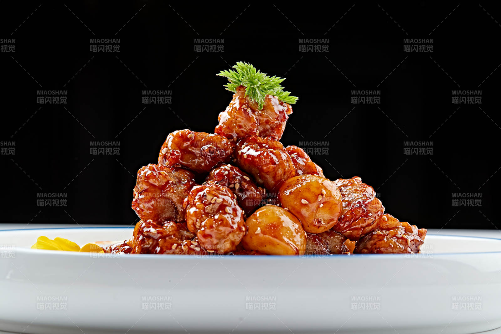 白色瓷盘装的糖醋猪小排图片