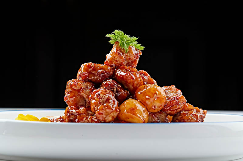 白色瓷盘装的糖醋猪小排图片