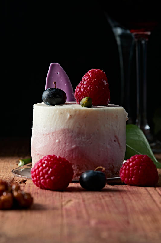 蓝莓草莓鲜奶慕斯香芋蛋糕图片