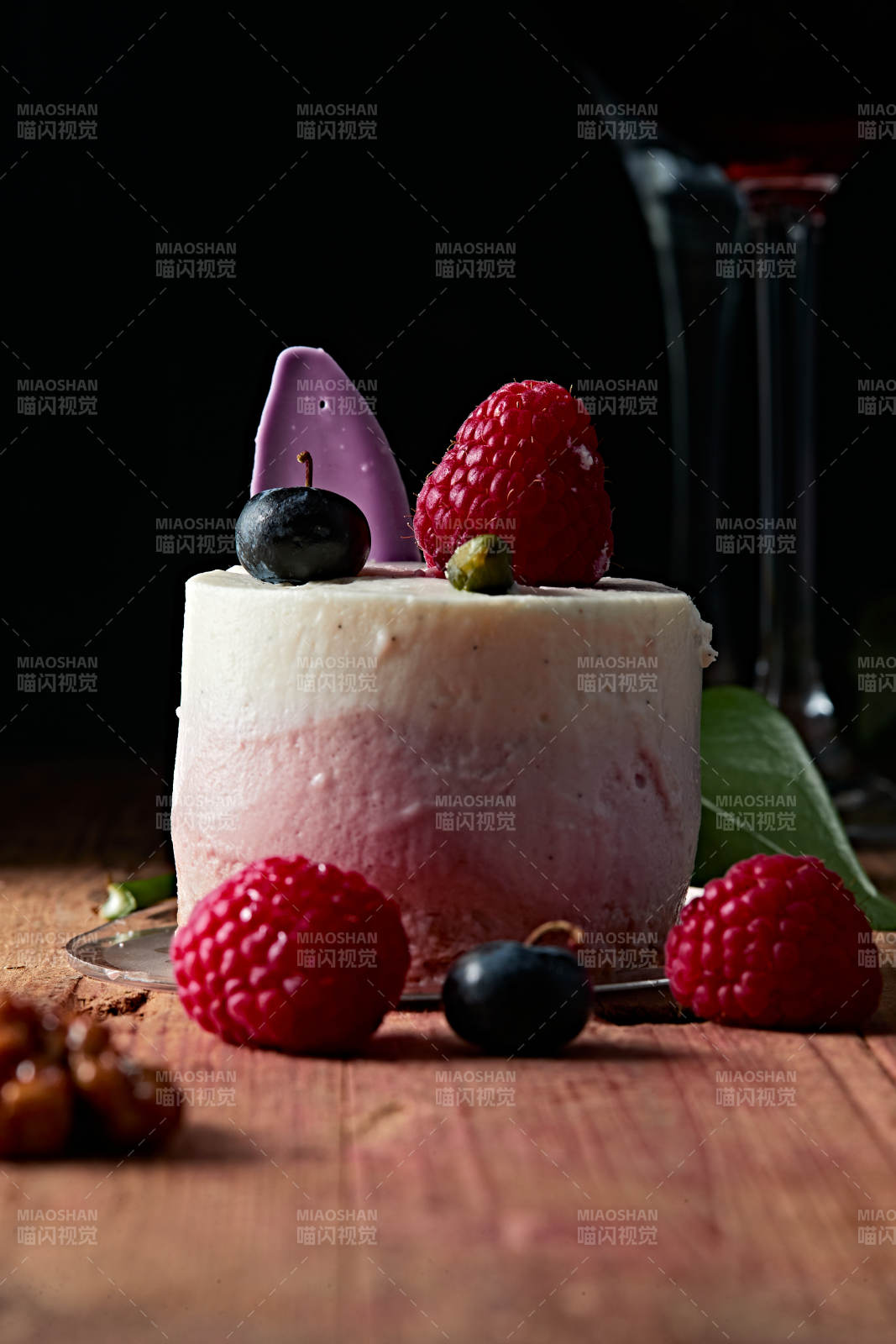 蓝莓草莓鲜奶慕斯香芋蛋糕图片