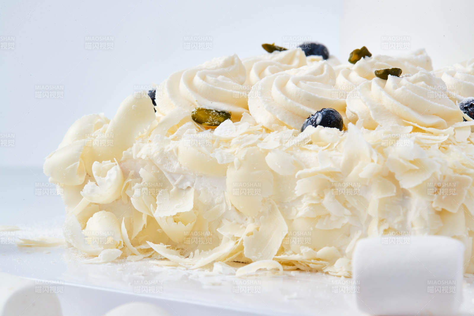 蓝莓白巧克力鲜奶慕斯榴莲蛋糕图片