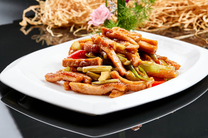 白色瓷盘装的香辣西芹猪肚丝图片