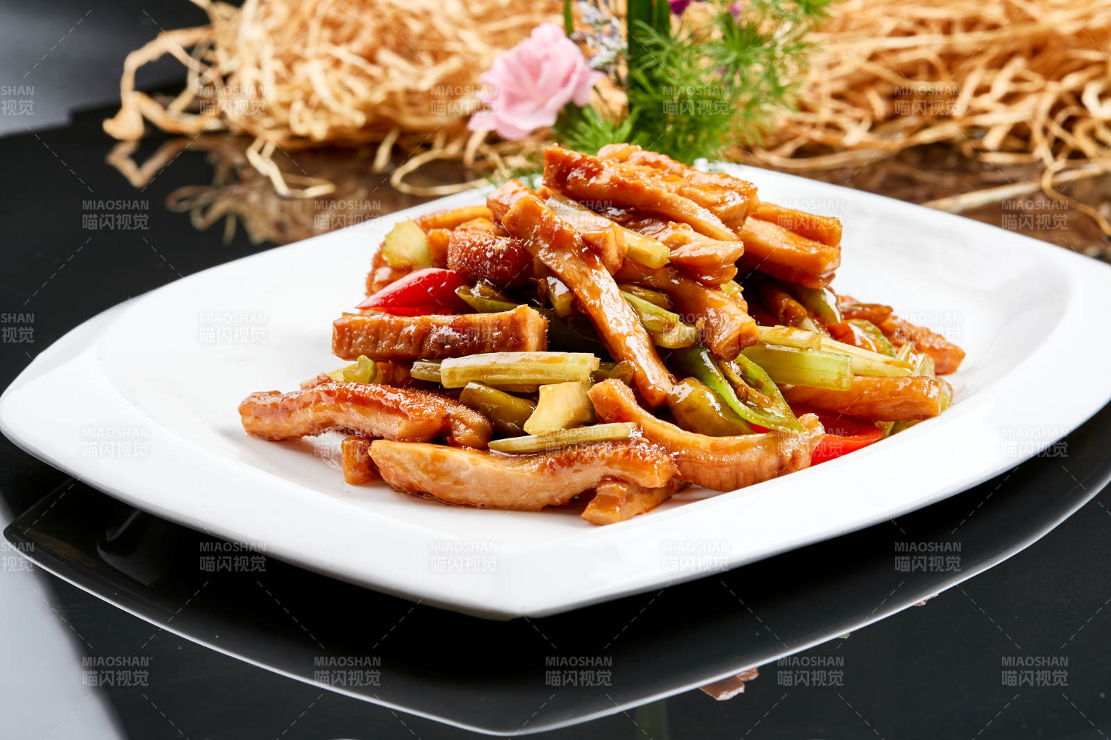 白色瓷盘装的香辣西芹猪肚丝图片