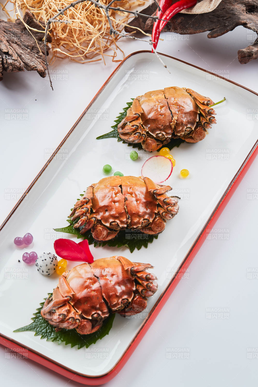 精美餐具装的风味糟醉阳澄湖大闸蟹图片