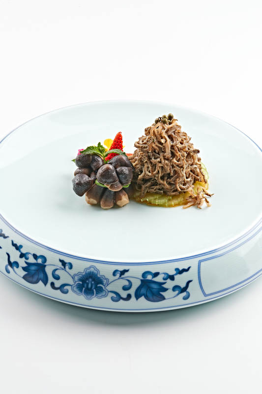 青花瓷盘装的鸡枞菌配羊肚丝图片