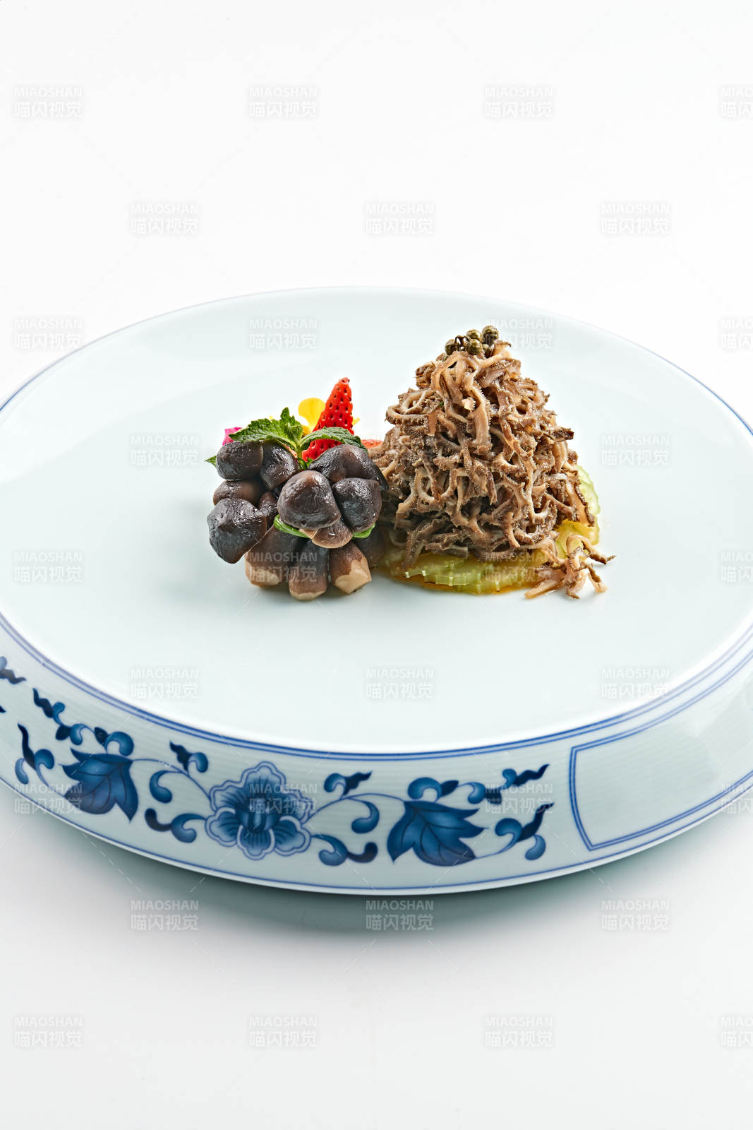 青花瓷盘装的鸡枞菌配羊肚丝图片