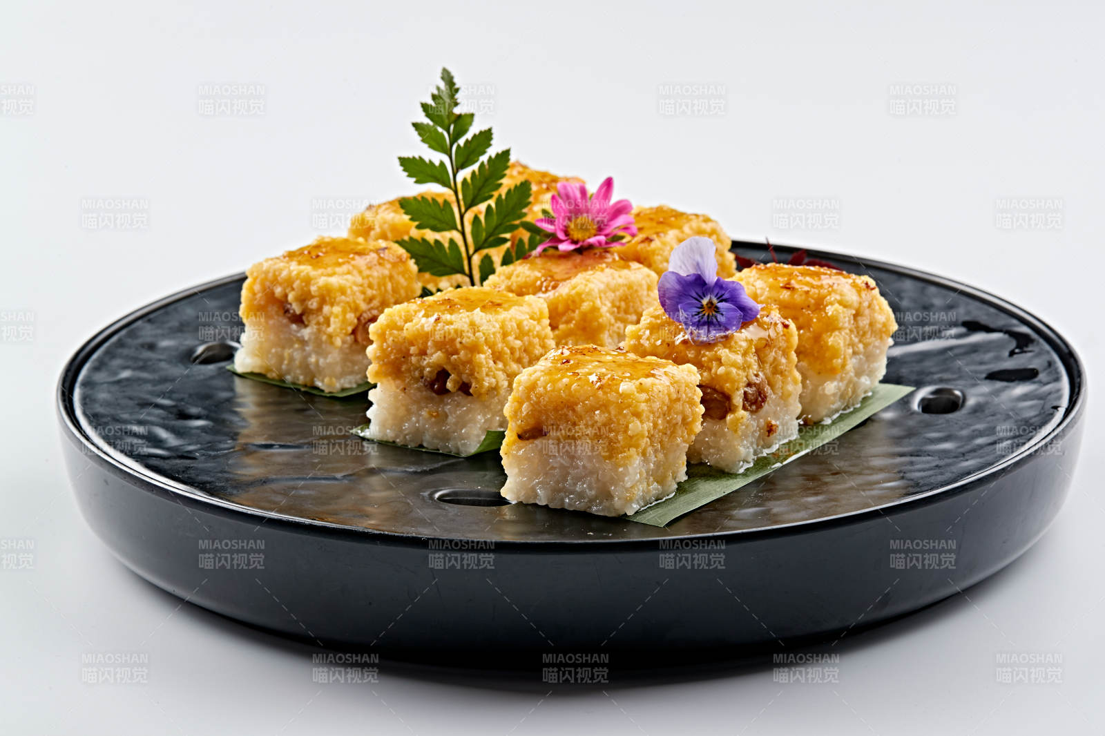 精美餐具装的桂花蜜双色黍米糯糕图片