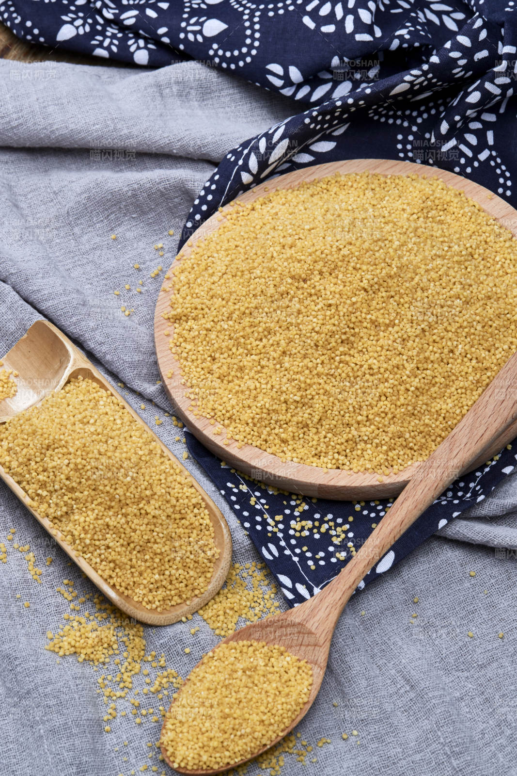 质量上乘的金黄小米粟米图片